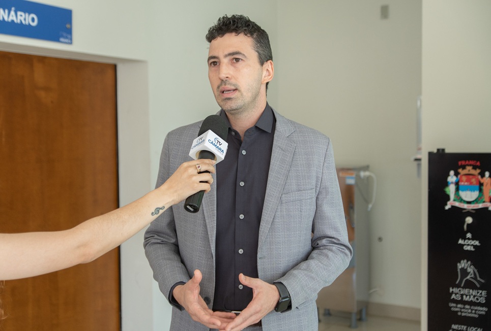 Vereador Daniel Bassi preside os trabalhos na solenidade