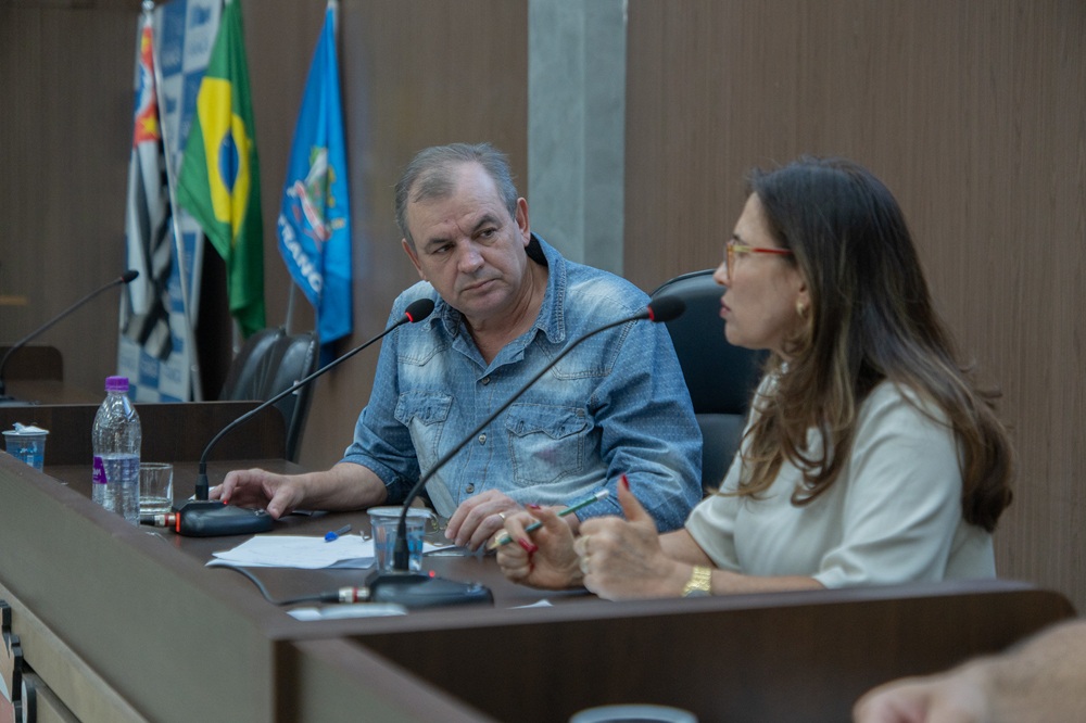 Vereador Gilson Pelizaro preside a audiência juntamente com a Secretária de Finanças
