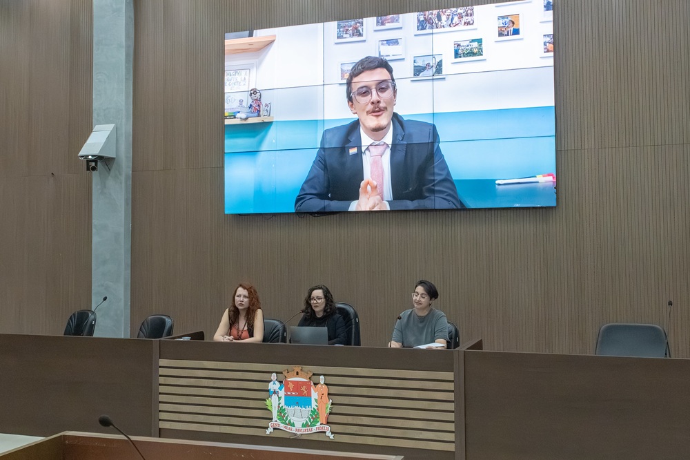 Imagem da bancada da audiência realizada