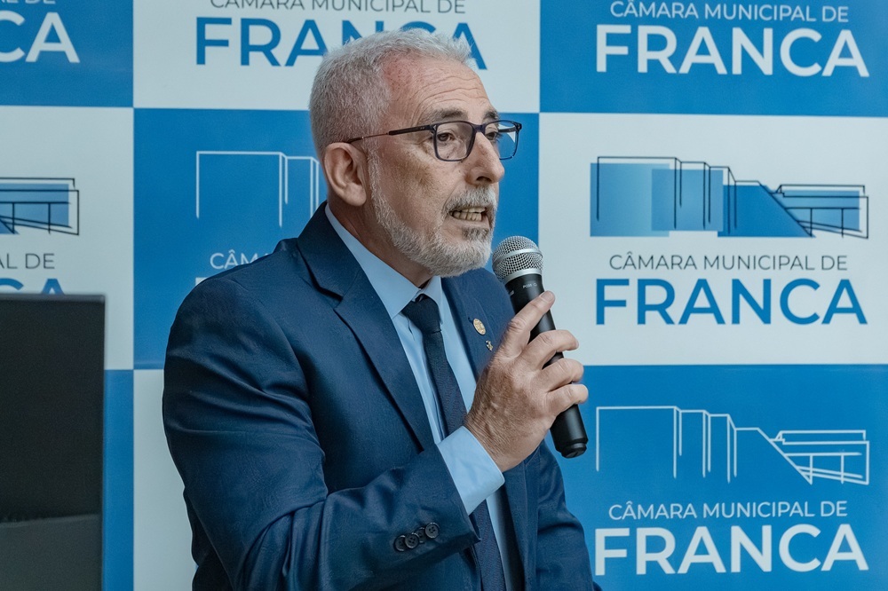 Beto Saad participa de solenidade na Câmara