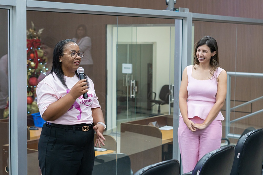 Vereadora Andrea Silva e médica Mirian Andrade conduzem palestra