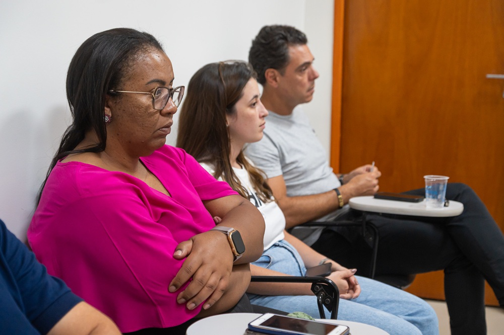 Vereadora Andrea Silva participa de reunião sobre lançamento do programa