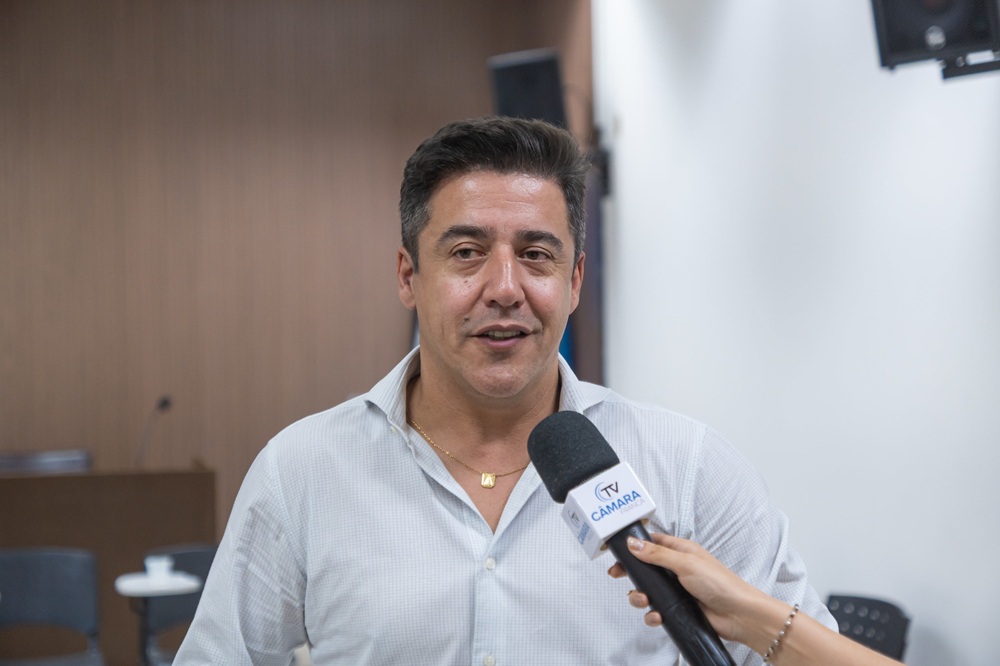 Vereador Fransérgio Garcia conduz reunião sobre o programa