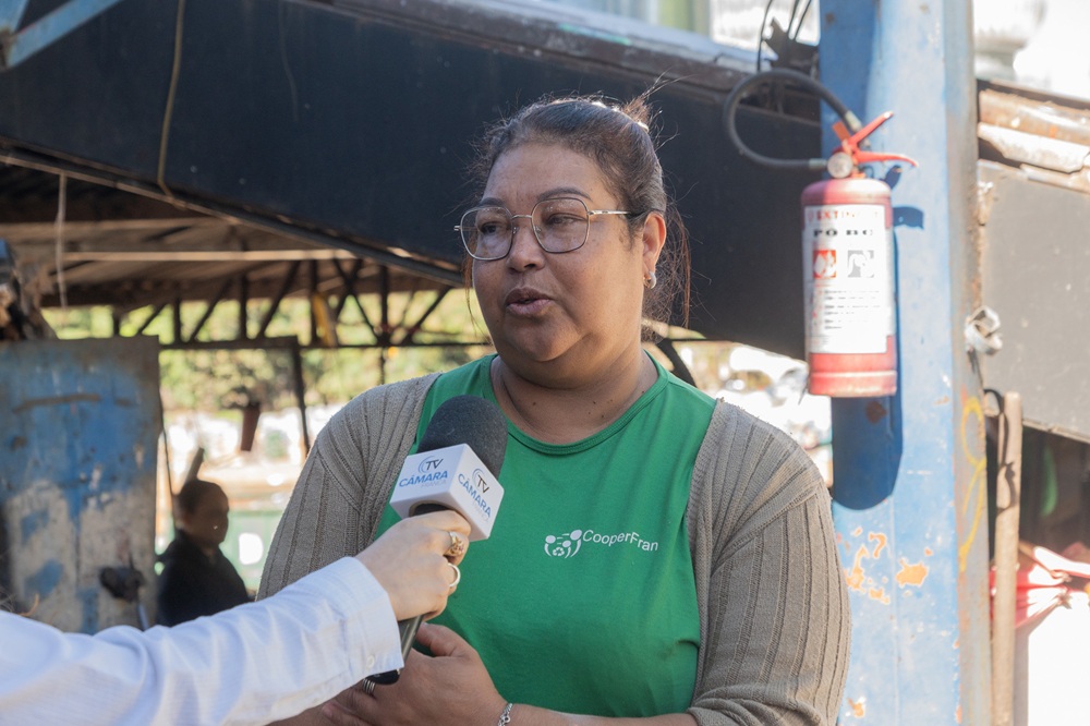 Cooperada alerta para o descarte correto