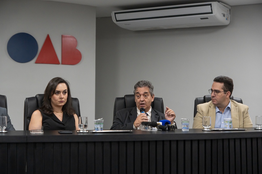 O delegado Wanir da Silveira participa de coletiva de imprensa