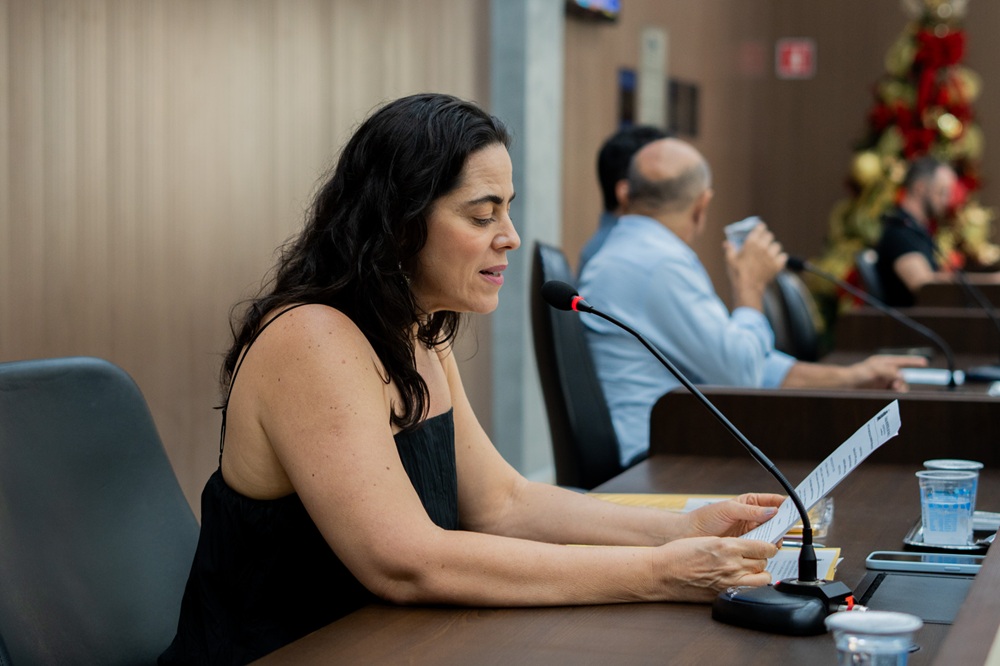 Doutora Maria Fernanda Bordini Novato emite pareceres em Reunião de Comissões Permanentes