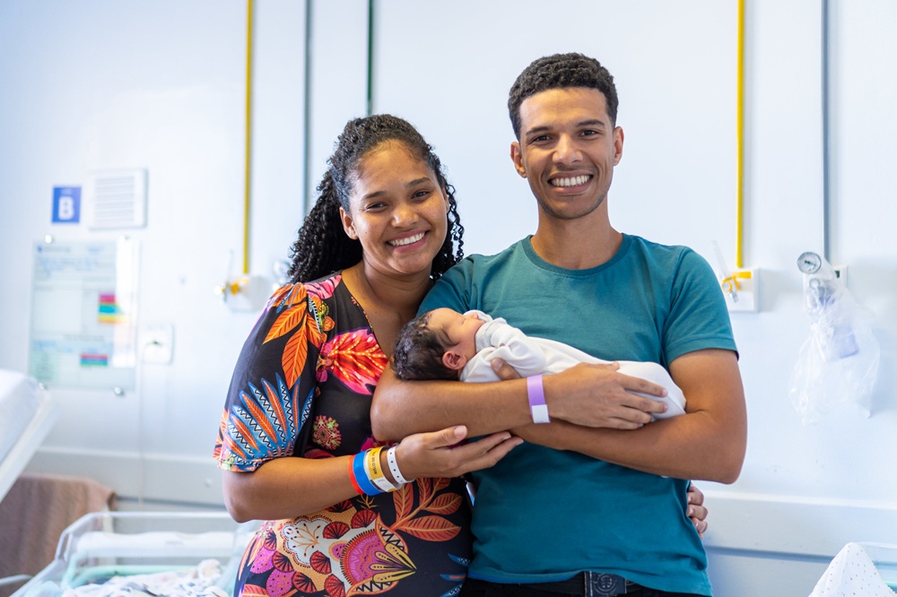 Casal celebra parto realizado na Santa Casa de Franca