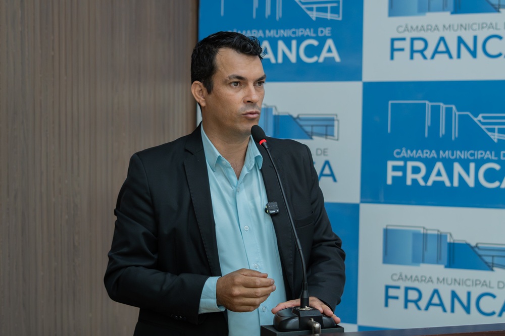 Leandro O Patriota critica decreto federal sobre educação especial durante uso da tribuna