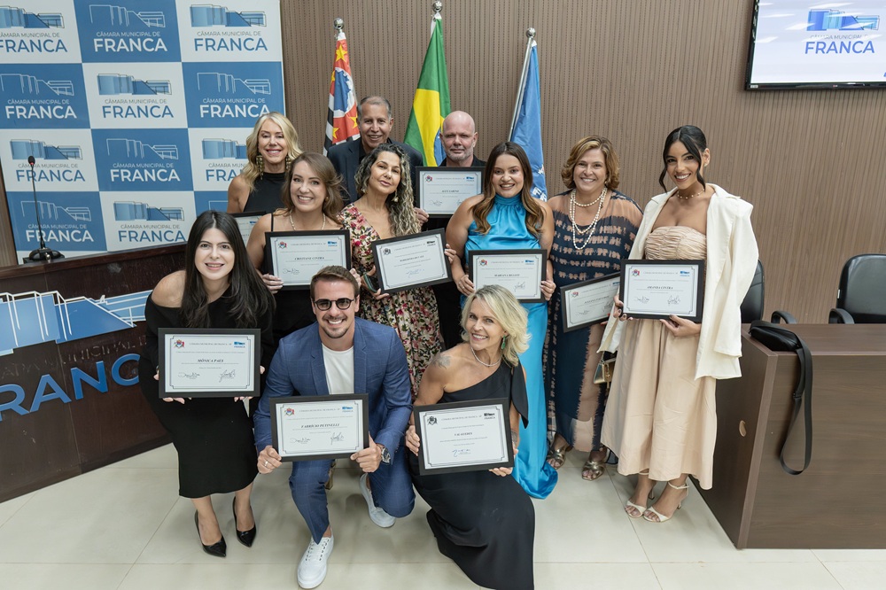 Câmara homenageia educadores, influenciadores, esportistas e instituições da cidade