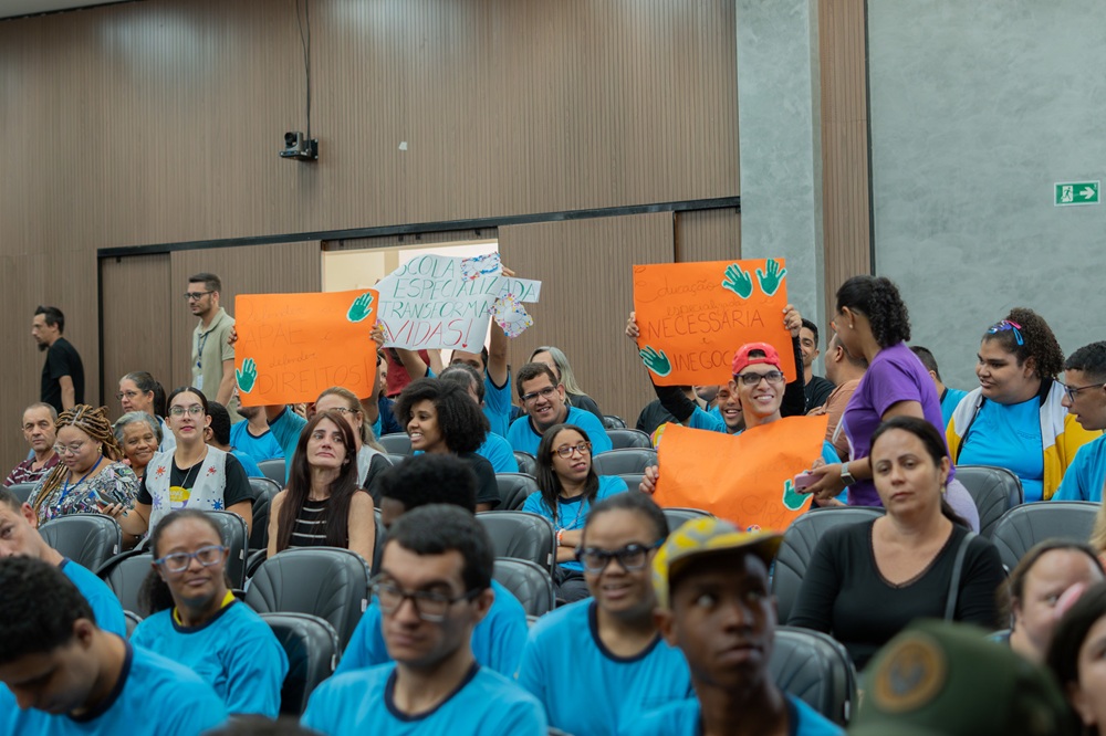 Munícipes defendem escolas especializadas na tribuna
