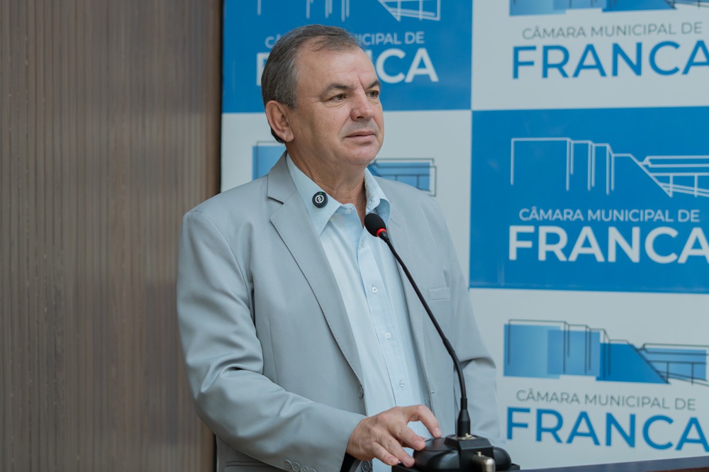 Gilson discute obras da praça central e política habitacional durante a tribuna livre