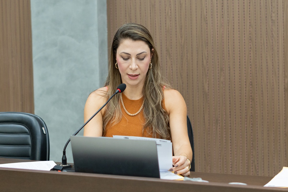 Advogada Taysa Mara compartilha pareceres em Reunião de Comissões