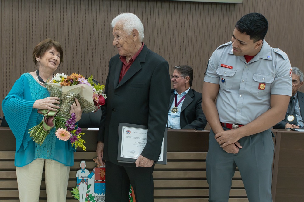 Câmara realiza premiação para escritores locais