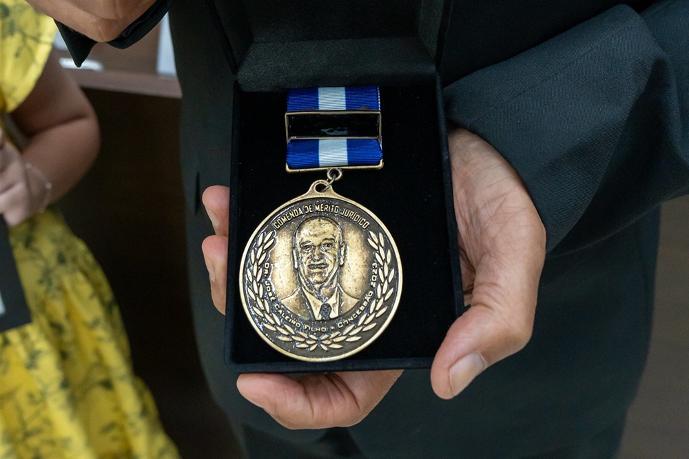 Comenda de mérito jurídico