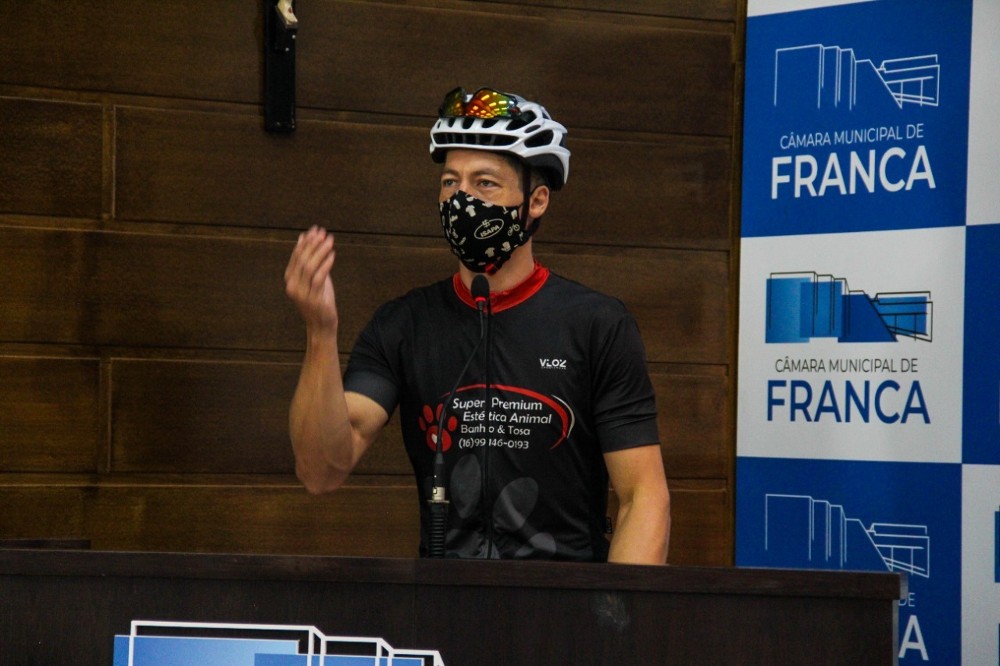 Ciclista Cláudio Aparecido Sousa usa tribuna na Câmara Municipal de Franca