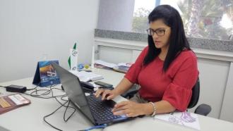 A procuradora da Mulher da Câmara de Franca, a vereadora Cristina Vitorino, trabalha em seu gabinete na tarde de hoje, 22