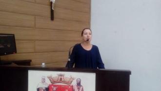A gerente administrativa da Esac, Geraldine Menezes, discursa na Tribuna da Câmara Municipal de Franca