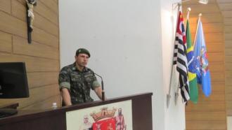 O novo comandante do Tiro de Guerra, o sargento Rogério Soares, discursa na Tribuna da Câmara