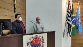 Lucio Rangel (à esquerda) e Arnaldo Padilha discursam na Tribuna da Câmara Municipal de Franca