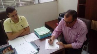 O diretor geral da Câmara, Paulo Henrique Pereira, observa o presidente da Casa, o vereador Pastor Palamoni (PSB) assinar o Ato da Mesa nº 2