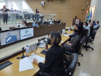 Deputada estadual Graciela discursa durante reunião na Câmara Municipal de Franca