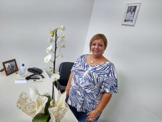 A Procuradora da Mulher da Câmara Municipal de Franca, a vereadora Lurdinha Granzotte, posa em seu gabinete