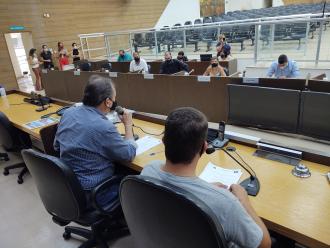 Vereadores Carlinho Petrópolis Farmácia (direita, de costas) e Gilson Pelizaro presidem reunião das comissões permanentes da Câmara