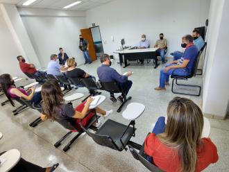 Vereadores conversam com o secretário de saúde Lucas Souza em reunião realizada hoje