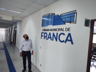 O presidente da Câmara, Claudinei da Rocha, posa ao lado do logotipo oficial da Câmara