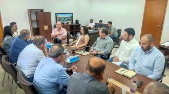 Vereadores se reúnem com representantes da empresa responsável pelos serviços de limpeza em Franca