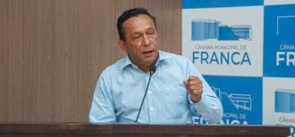Zezinho Cabeleireiro critica contrato da limpeza urbana, cobra soluções para saúde e infraestrutura