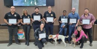 Câmara Municipal homenageia equipe que resgatou cães vítimas de maus-tratos