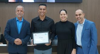 Campeão no eFootball, Arthur Apeste é homenageado na Câmara de Franca