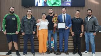Câmara de Franca homenageia atleta Thiago Artiaga campeão mundial no Muay Thai