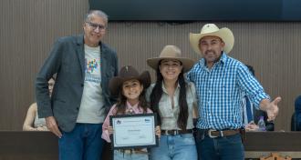 Câmara de Franca reconhece talento e homenageia jovem violeira Giovana Moreira