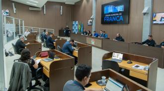 Câmara tem sessão marcada por manifestações, aprova política voltada a pessoas com surdocegueira e fiscalização da limpeza urbana