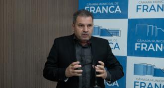 Marco Garcia alerta sobre faltas em consultas e critica regimes autoritários em discurso na Câmara