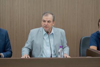 Gilson discute obras da praça central e política habitacional durante a tribuna livre