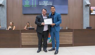 Câmara aprova Moção de Aplausos ao professor Fernando Dandaro por atuação em educação inclusiva