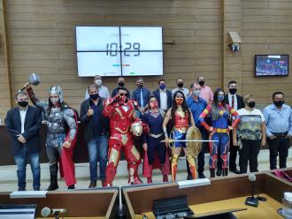 Vereadores posam com "super-heróis" durante 9ª Sessão Ordinária da Câmara Municipal de Franca