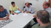 O presidente da comissão processante, o vereador Claudinei da Rocha (PSB) assina notificação ao prefeito Gilson de Souza (DEM) O presidente da comissão processante, o vereador Claudinei da Rocha (PSB) assina notificação ao prefeito Gilson de Souza (DEM)