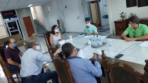 Vereadores se reúnem no primeiro andar da Câmara para analisar projeto de combate ao coronavírus nesta sexta-feira, 24 Vereadores se reúnem no primeiro andar da Câmara para analisar projeto de combate ao coronavírus nesta sexta-feira, 24