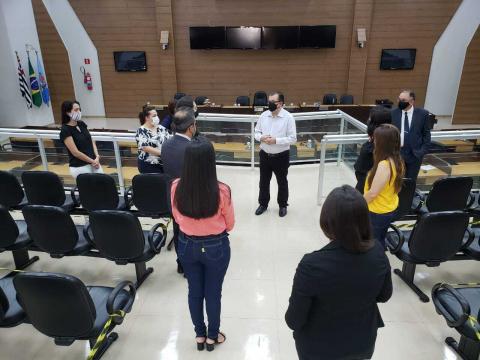 O presidente da Câmara, Pastor Palamoni - ao centro, de camisa branca -, conversa com advogados voluntários no encerramento da parceria