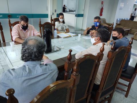 Vereadores conversam durante reunião das comissões permanentes nesta sexta-feira, 26