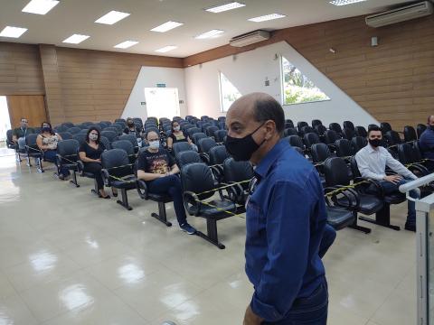 Presidente da Câmara Claudinei da Rocha conversa com servidores no Plenário