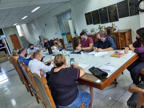 Vereadores e servidores em reunião das comissões permanentes da Câmara Municipal de Franca
