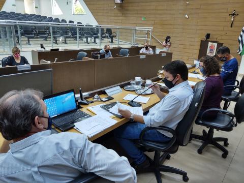 Vereador Carlinho Petrópolis Farmácia (segurando microfone) preside reunião das Comissões Permanentes da Câmara