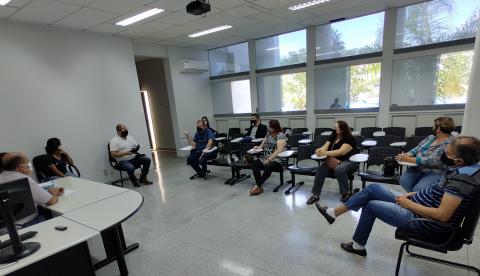 Vereadores se reúnem com engenheiro e técnicas de enfermagem para discutir máscara