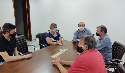 Donizete da Farmácia (ao centro) manuseia CD com listagem completa de vacinados contra a covid-19 em Franca