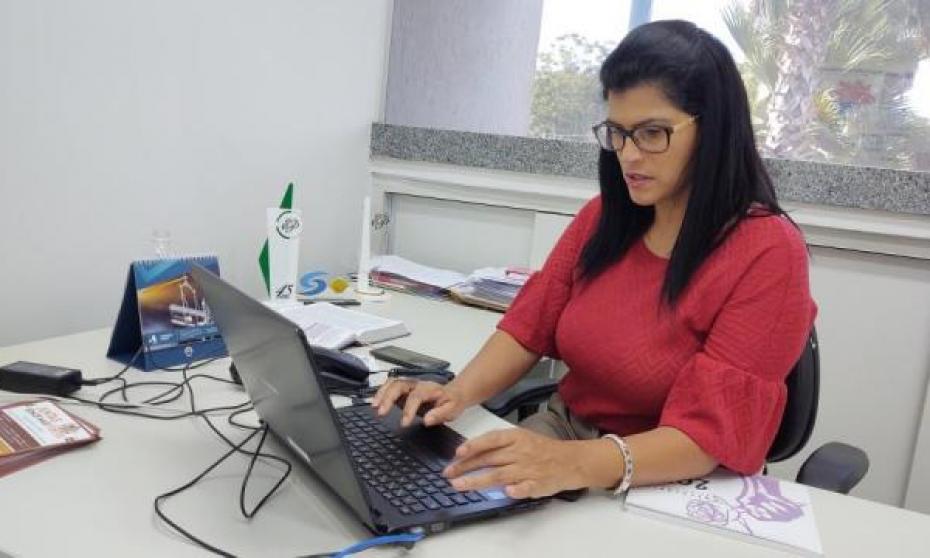 A procuradora da Mulher da Câmara de Franca, a vereadora Cristina Vitorino, trabalha em seu gabinete na tarde de hoje, 22